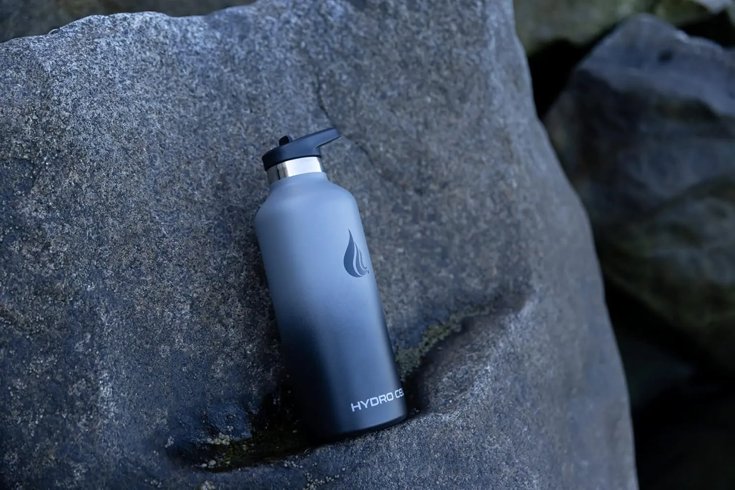 HYDRO CELL Stainless Steel Water Bottle with Straw & 2 Standard Mouth Lids (32oz 24oz 20oz 16oz) Keeps Liquids Hot or Cold w/Double Wall Vacuum Insulated Leak Proof Sport Design (Graphite/Black 32oz)