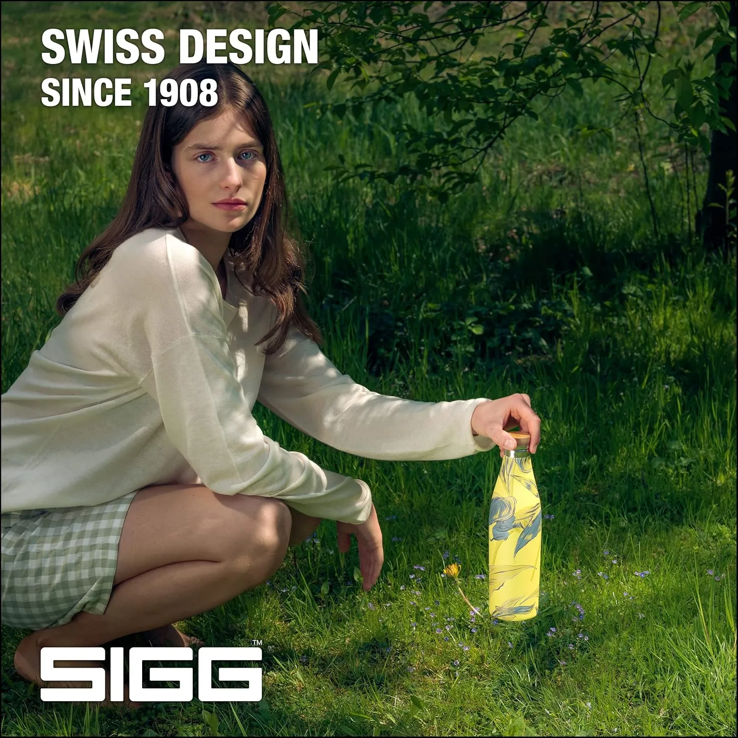SIGG - Insulated Water Bottle - Meridian Sumatra Maki - Leakproof & Extra-Slim - BPA Free - Plastic Free - 18/8 Stainless Steel - Double Walled - Bamboo Screw Top - Yellow floral - 17 Oz