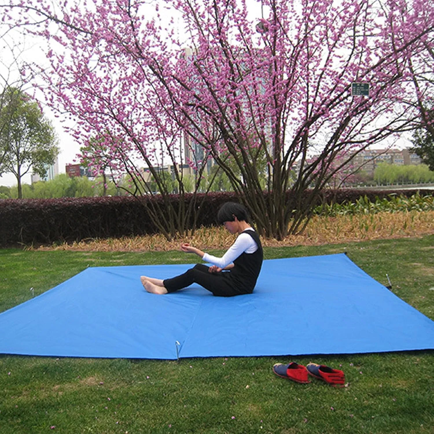 Waterproof Camping Tarp Tent UV-Resistant Multifunctional Camping Tarp Hammock Rain Fly Simple Installation Compact Tent Tarp Outdoor Travel Canopy with Nails Kit
